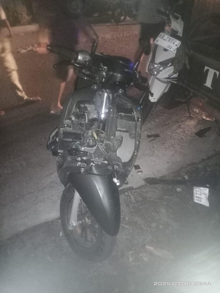 Penampakan motor yang terlibat kecelakaan di Jalan Ngipik-Potorono, Plakaran, Baturetno, Banguntapan, Bantul, Selasa (8/7/2025) malam.