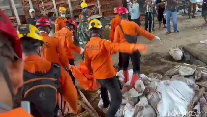 Proses evakuasi jenazah Syaefudin Niam, pekerja yang tewas tertimbun saat kandang ayam di Bulusari, Bulakamba, Brebes, ambruk. Korban ditemukan hari ini, Rabu (9/7/2025).