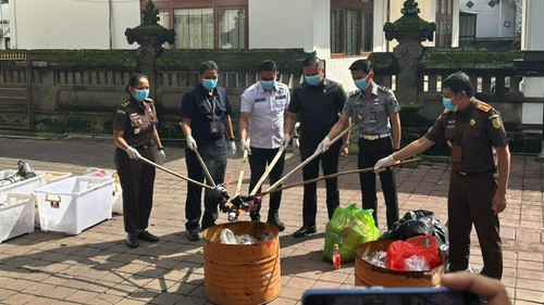 Kejari Gianyar memusnahkan barang bukti dan barang rampasan dari perkara tindak pidana yang telah berkekuatan hukum tetap (inkrah), Selasa (8/7/2025). (dok. Kejari Gianyar)
