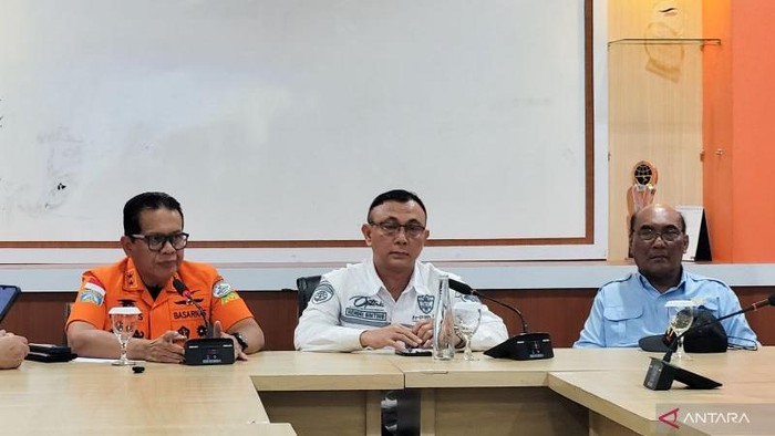 Ketua KNKT Soejanto Tjahjono (kanan) saat konferensi pers di Pelabuhan Ketapang Banyuwangi, Jawa Timur. ANTARA/Novi Husdinariyanto