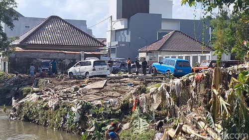 Kondisi beberapa mobil seusai diterjang banjir bandang di Mataram pada Minggu (6/7/2025). (Foto: Nathea Citra/detikBali)