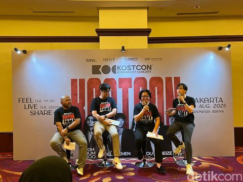 Konferensi pers KOSTCON Jakarta digelar Rabu (9/7/2025) di kawasan Mega Kuningan, Jakarta Selatan. Dihadiri, kiri ke kanan, Aulia Mahaliza (CEO TMC Indonesia), Lee Myung Gil (direktur Korea Management Federation), David Shin (CEO Kelebrity Indonesia), dan Daniel (MC/moderator).