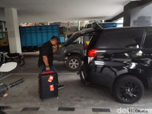 Hari Ketiga KPK di Lamongan Periksa 8 Saksi, Keluar Bawa 1 Koper