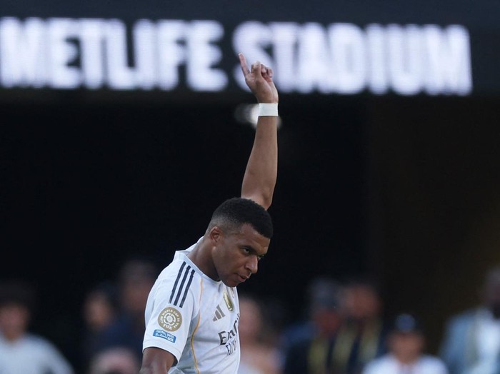 Soccer Football - FIFA Club World Cup - Quarter Final - Real Madrid v Borussia Dortmund - MetLife Stadium, East Rutherford, New Jersey, U.S. - July 5, 2025 Real Madrids Kylian Mbappe celebrates scoring their third goal REUTERS/Lee Smith