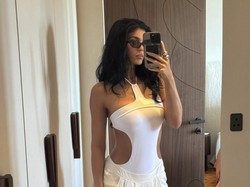 Kylie Jenner Pakai Baju Renang, Bekas Luka di Bawah Payudara Bikin Salfok