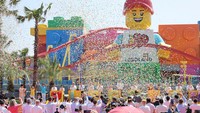 Konfeti beterbangan saat upacara pembukaan Legoland Shanghai Resort di Shanghai, China, Sabtu (5/7/2025). Taman ini menjadi Legoland terbesar di dunia. (REUTERS/Go Nakamura)  