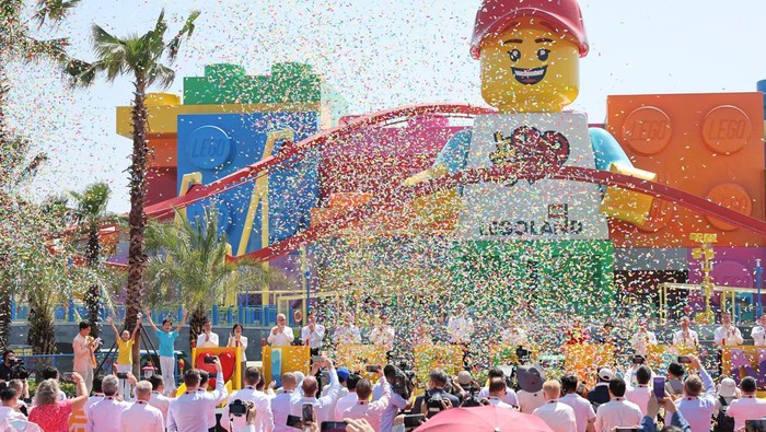 Legoland Shanghai Resmi Dibuka Jadi Terbesar di Dunia People take photos of miniature city built with Lego bricks on the grand opening day of Legoland Shanghai Resort in Shanghai, China July 5, 2025. REUTERS/Go Nakamura
