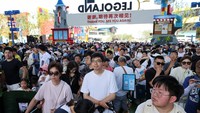 Pengunjung menunggu gerbang dibuka pada hari pembukaan Legoland Shanghai Resort di Shanghai, China, Sabtu (5/7/2025). Taman ini memiliki lebih dari 50 wahana bertema Lego. (REUTERS/Go Nakamura)  