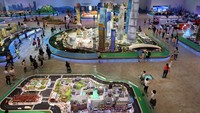 Pengunjung memadati Legoland Shanghai Resort pada hari pembukaannya di Shanghai, China, Sabtu (5/7/2025). Taman ini dibangun untuk menarik wisatawan domestik dan mancanegara. (REUTERS/Go Nakamura)  