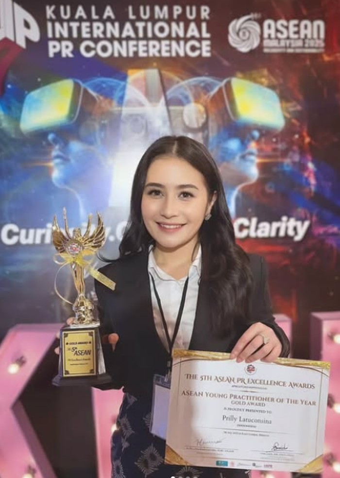 Liburan ke Korea, Prilly Latuconsina Makan Ramyeon dan Bibimbap Liburan ke Korea, Prilly Latuconsina Makan Ramyeon dan Bibimbap