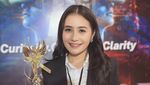 Liburan ke Korea, Prilly Latuconsina Makan Ramyeon dan Bibimbap