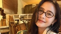 Nongkrong di salah satu kafe di kawasan Ikseon-Dong yang ada di Seoul, Prilly sebut suasana kafenya bikin nyaman. Foto: Instagram @prillylatuconsina96