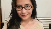  Prilly juga sempat mengunggah fotonya saat makan semangkuk mie hangat ala Korea. Mie itu dilengkapi topping daging cincang dan mandu atau pangsit rebus. Foto: Instagram @prillylatuconsina96