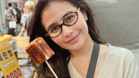 Aktris cantik kelahiran tahun 1996 ini sempat cicip jajanan kaki lima di Seoul. Seperti menu marshmallow bakar yang manis. Foto: Instagram @prillylatuconsina96