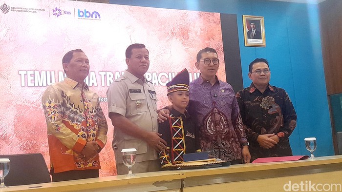 Menbud Fadli Zon beri beasiswa Dhika Aura Farming Pacu Jalur