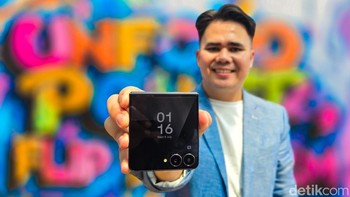 Kamera utama 50 MP dengan autofokus dan ultra-wide 12 MP memungkinkan pengalaman foto yang lebih fleksibel. Kamera depan 10 MP dilengkapi sudut lebar 100 derajat. Fitur unik seperti Camcorder Mode dengan Zoom Slider, Auto Zoom berbasis gerakan subjek, serta animasi LED di sekitar kamera menjadikan Z Flip7 unggul dalam pengalaman fotografi. Dukungan fitur AI seperti Audio Eraser dan Suggested Eraser juga tersedia seperti di Z Fold7.