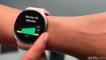 Galaxy Watch 8 reguler tersedia dalam dua ukuran, 40mm dan 44mm, dengan bobot ringan dan casing Armor Aluminum. Kedua model menggunakan layar Super AMOLED yang sangat terang hingga 3.000 nits, serta tahan gores berkat Sapphire Glass. Kapasitas baterainya masing-masing 325mAh dan 435mAh, mendukung pengisian cepat nirkabel 10W.