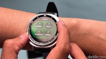 Samsung menghadirkan kembali Galaxy Watch 8 Classic setelah absen beberapa tahun. Model ini hadir dengan desain premium berukuran 46mm, rotating bezel ikonik, dan bodi stainless steel, menjadikannya jam tangan elegan dengan fungsi navigasi intuitif. Layarnya berukuran 1,34 inci, panel Super AMOLED, dan dilindungi kaca Sapphire Glass.