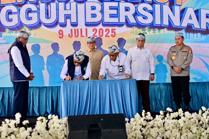 Menteri Desa dan Pembangunan Daerah Tertinggal (Mendes PDT) Yandri Susanto bersama Wakil Mendes PDT Ariza Patria hadiri pencanangan program Desa Bersinar Menuju Garut Tangguh Bersinar di Kecamatan Cibalong, Kabupaten Garut.