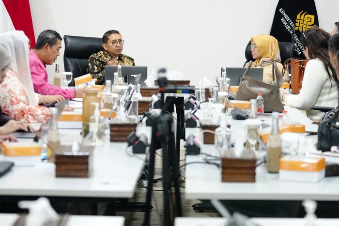 Menteri Kebudayaan (Menbud) Republik Indonesia Fadli Zon saat menerima audiensi Ketua DPD Partai Gerindra Papua Barat Daya Oktasari Sabil bersama sineas nasional Ari Sihasale dan Nia Zulkarnaen di kantor Kementerian Kebudayaan.