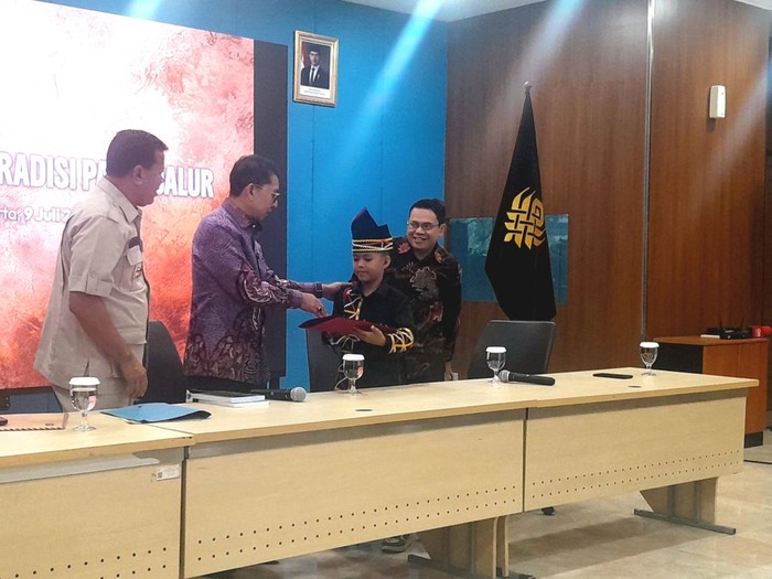 Menteri Kebudayaan (Menkebud) Fadli Zon memberikan beasiswa pada penari cilik Pacu Jalur, Rayyan Arkan Dhika di Jakarta, Rabu (9/7/2025).