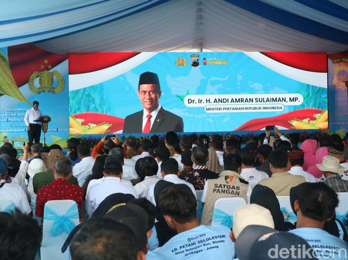 Menteri Pertanian Andi Amran Sulaiman di acara penanaman jagung oleh Polri di perhutanan sosial Desa Selojari, Kecamatan Klambu Kabupaten Grobogan, Rabu (9/7/2025).