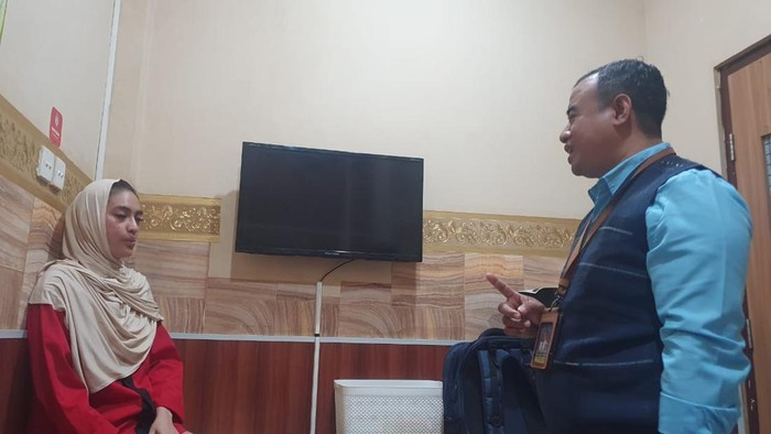 Misri, perempuan yang ditetapkan sebagai tersangka dalam kasus kematian Brigadir Nurhadi saat berbicara dengan kuasa hukumnya. (Foto: Dok. Yan Mangandar)