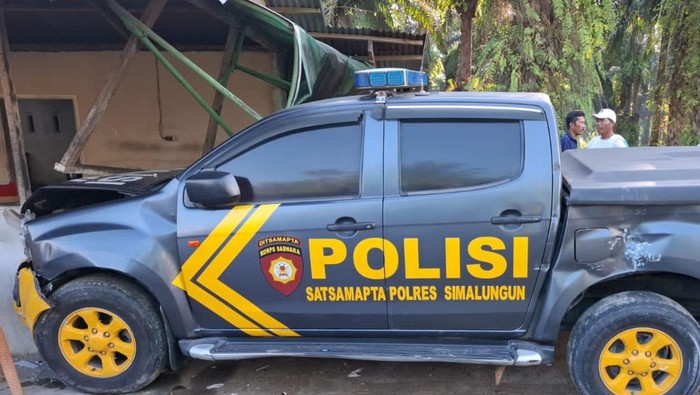 Mobil Sat Samapta Polres Simalungun saat menabrak warung warga.