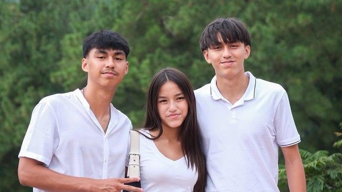 Keluarga Donna Agnesia dan Darius di Instagram miliknya.