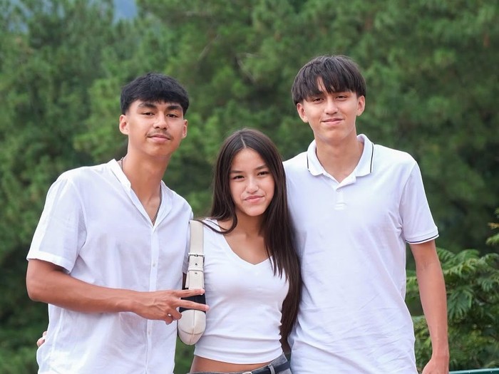 Keluarga Donna Agnesia dan Darius di Instagram miliknya.