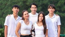 Family Time! Akhirnya Donna Agnesia dan Darius Punya Waktu Berlima