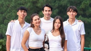Family time. Akhirnya ada waktu buat spend time berlima. We really had a great time. Ada yang tau kita di mana?, tulis Donna dan Darius dalam Instagram miliknya. Foto: dok instagram Donna Agnesia
