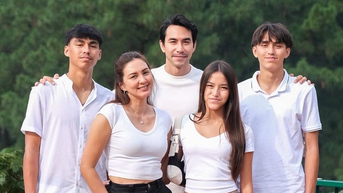 Keluarga Donna Agnesia dan Darius di Instagram miliknya.