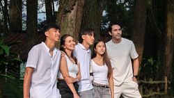 Family Time! Akhirnya Donna Agnesia dan Darius Punya Waktu Berlima