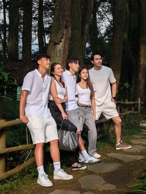 Family Time! Akhirnya Donna Agnesia dan Darius Punya Waktu Berlima