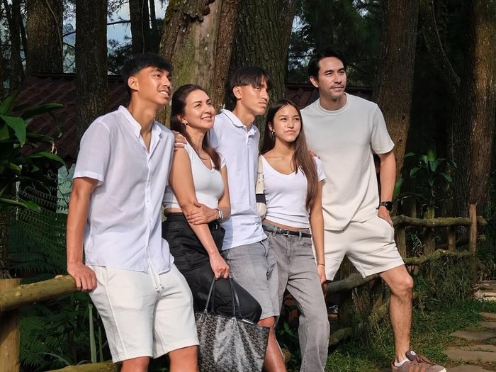 Keluarga Donna Agnesia dan Darius di Instagram miliknya.