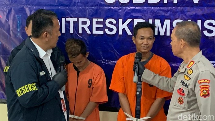 Mulyadi, ayah pelaku Leo saat diinterogasi polisi.