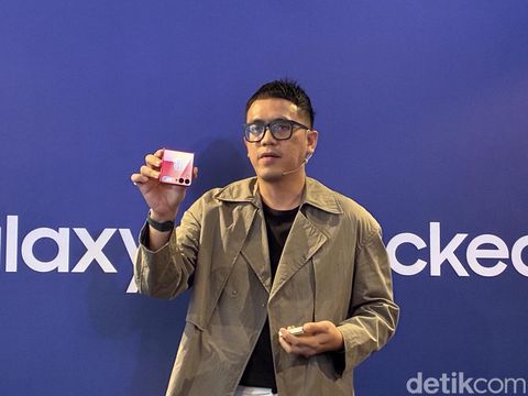 MX Product Marketing Senior Manager Samsung Electronics Indonesia Ilham Indrawan menggenggam Samsung Galaxy Z Flip 7