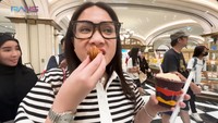Momen kulinernya terus berlanjut sampai Nagita membeli acai bowl bernama Oak Berry, dan kue isi chestnut khas Korea. Foto: YouTube Rans Entertainment