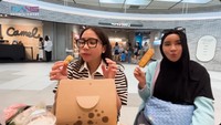 Ini momen Nagita menikmati jajanan gorengan bersama Shandy Purnamasari. Nagita menikmati ubi goreng, sedangkan Shandy makan eomuk keju. Foto: YouTube Rans Entertainment