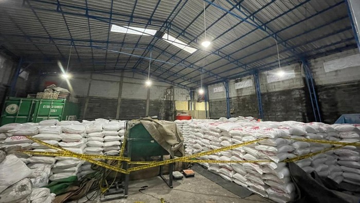 Penampakan karung berisi gula palsu yang diungkap Polda Jateng di Cilongok, Banyumas, Selasa (8/7/2025).
