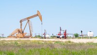 Sebuah pompa angguk minyak terlihat di sebuah ladang di Gillett, Texas. Sementara itu, PT Pertamina sebagai perusahaan pelat merah energi utama di Indonesia juga menandatangani nota kesepahaman yang menjanjikan lebih banyak pembelian energi AS. Belum ada rincian berapa banyak yang akan dibeli oleh Indonesia oleh AS. Foto: Getty Images/Brandon Bell