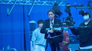 Aksi Jisoo sebagai Lee Ji Hye dengan senjatanya beradegan terbang dengan bantuan sling. (Foto: dok. Lotte Cultureworks)