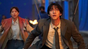 Di foto berbeda, Ahn Hyo Seop terlihat serius berakting untuk adegan aksi. Terpasang sling di tubuhnya. (Foto: dok. Lotte Cultureworks)