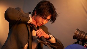 Ahn Hyo Seop sebagai Kim Dok Ja tampak sedang menghunuskan pedang ke musuh. Di sini dia kelihatan ada di dalam studio. (Foto: dok. Lotte Cultureworks)
