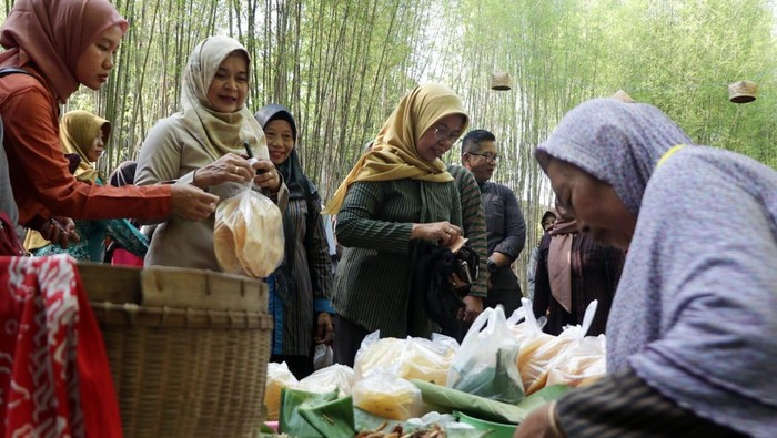 Pasar Djadoel Ahad Legi di Ngawi.