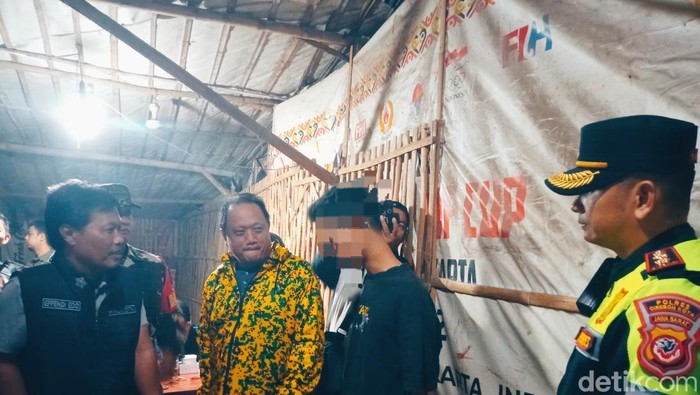 Patroli malam di Kota Cirebon, petugas menemukan anak sekolah yang masih nongkrong dan warung yang menjual minuman keras