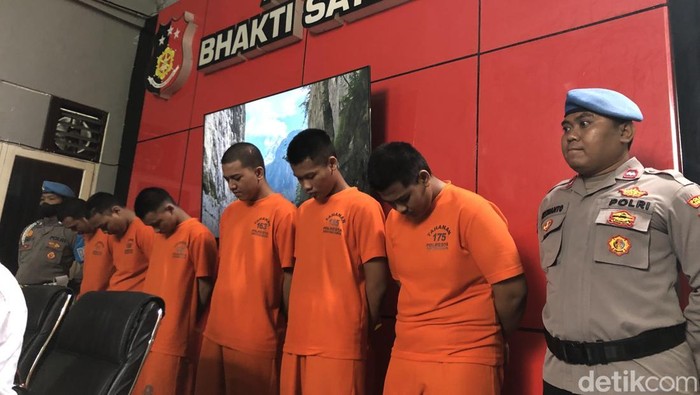 Enam pelaku tawuran ditampilkan dalam jumpa pers di Mapolresta Jogja, Rabu (9/7/2025).