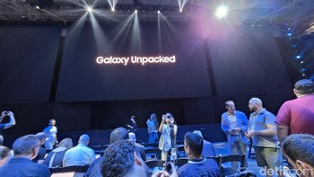Samsung resmi memperkenalkan jajaran ponsel lipat terbarunya, Galaxy Z Fold7 dan Galaxy Z Flip7, dalam acara Galaxy Unpacked. Foto: detikINET/Adi Fida Rachman