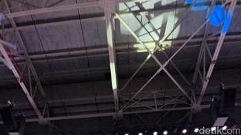 Di layar cover dilapisi Gorilla Glass Ceramic 2, ini pertama kali digunakan pada foldable Samsung. Sementara bagian belakang terlindungi Gorilla Glass Victus 2. Foto: detikINET/Adi Fida Rachman